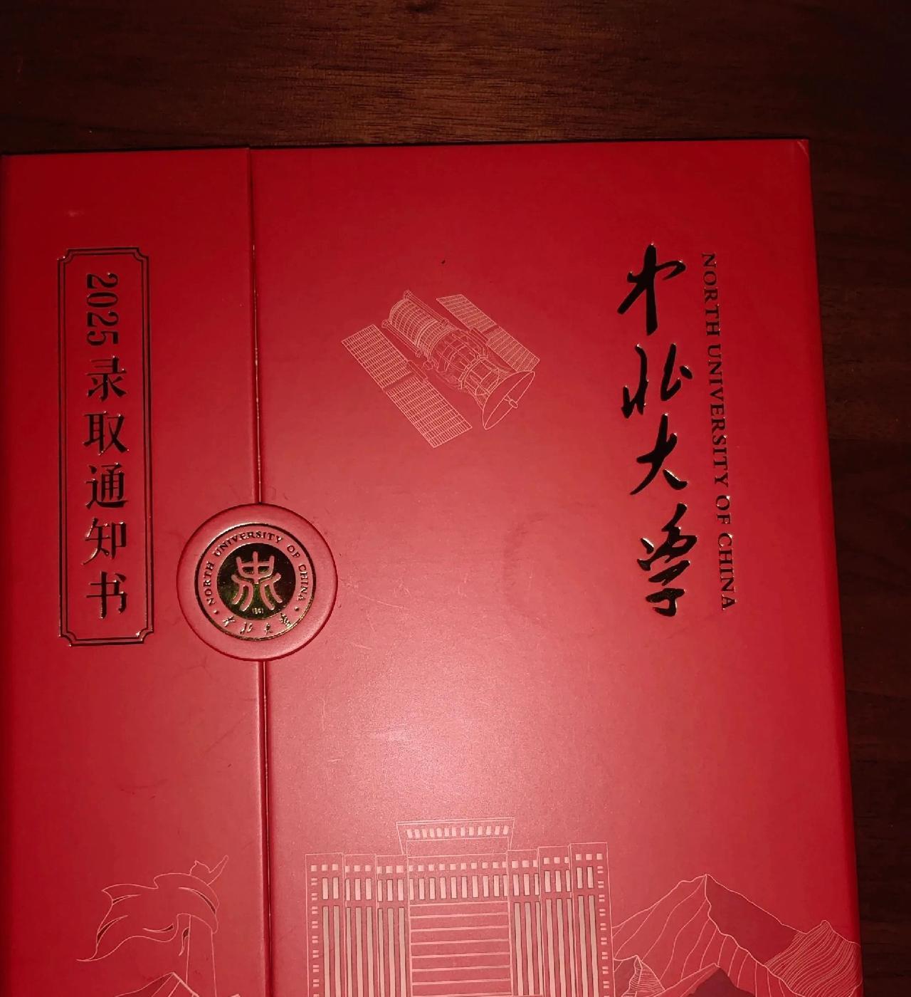 今天去参加发小儿子的升学宴，
发小逐桌敬酒。敬到我们这桌时，
他一个朋友随口问：