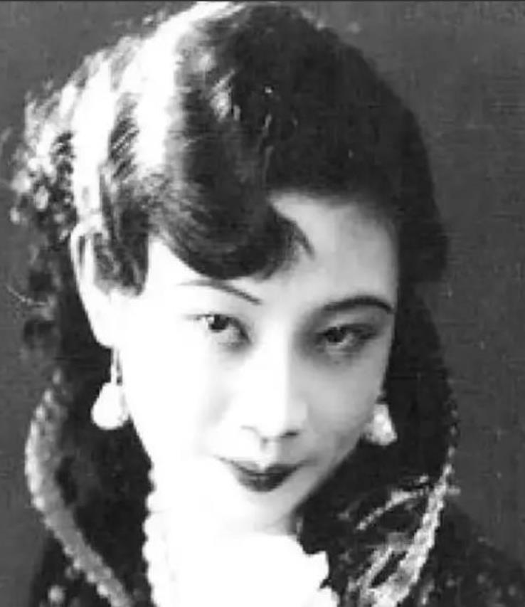 1956年，毛人凤突然暴毙在台北家中，几天后，他的妻子向影心，没等丧期结束，提着