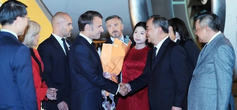 法国总统马克龙访越，接机这事真让人看不懂！这排场小得，简直跌破眼镜，难道越南真没