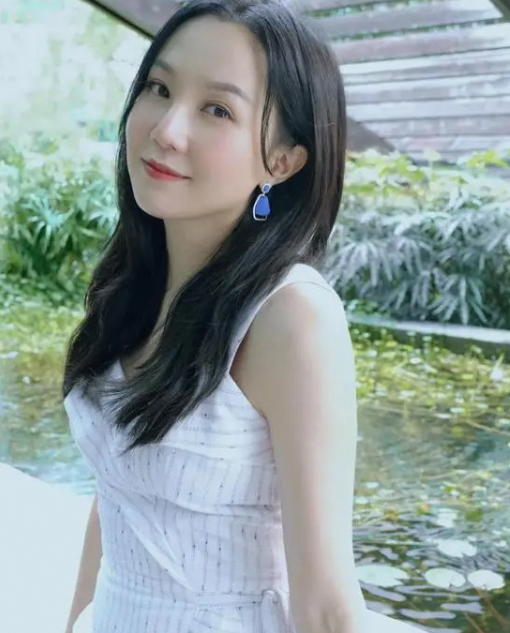 从TVB艺人到网红的甄采浠，直播中因狗肉问题泪崩，有黄宗泽恋爱往事》
