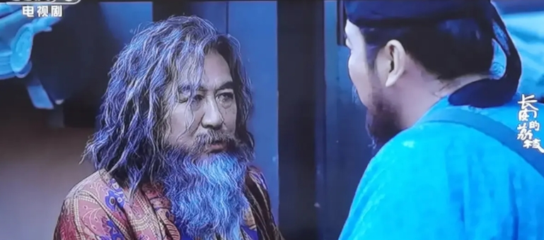 《长安的荔枝》现在看来有两个贵人可以帮助李善德。

一个是胡人苏谅，他一次又一次