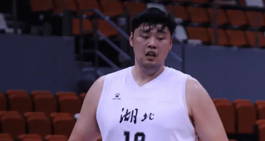 代表湖北男篮参加全运会的赵义明发福严重！
赵义明的父亲赵仁斌是前中国男篮队员，也