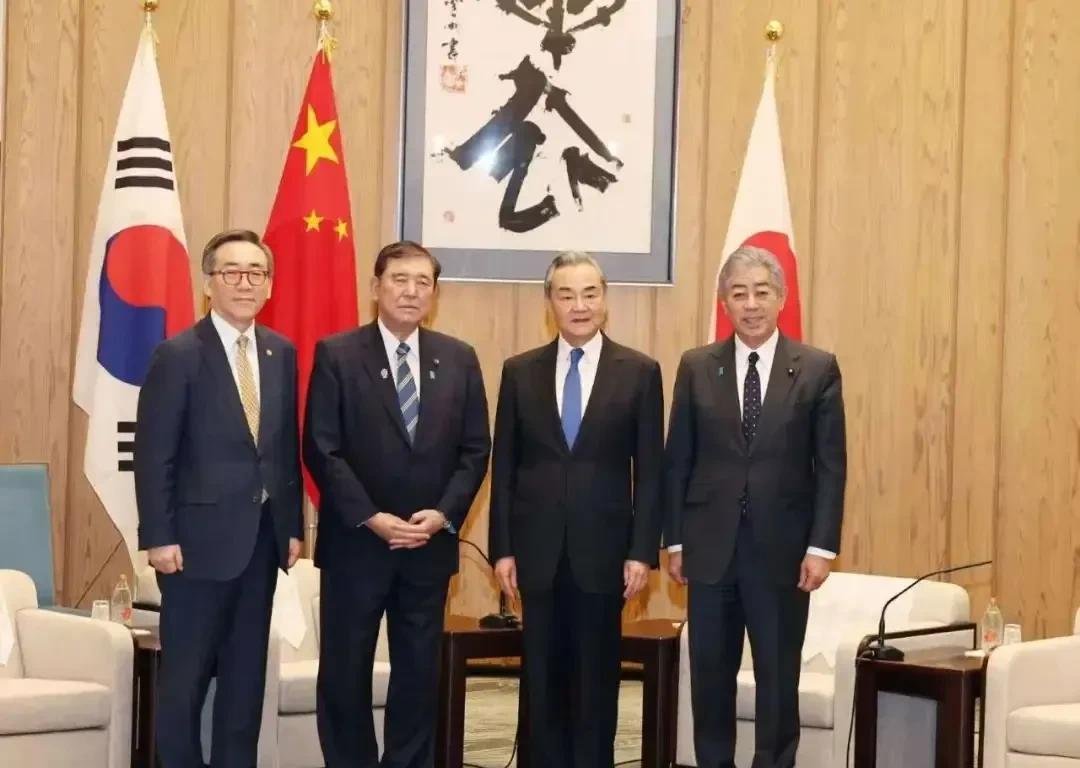 日本首相会见中韩外长，王外长的气场真不是盖的
日本首相石破茂近期会见了中国和日本