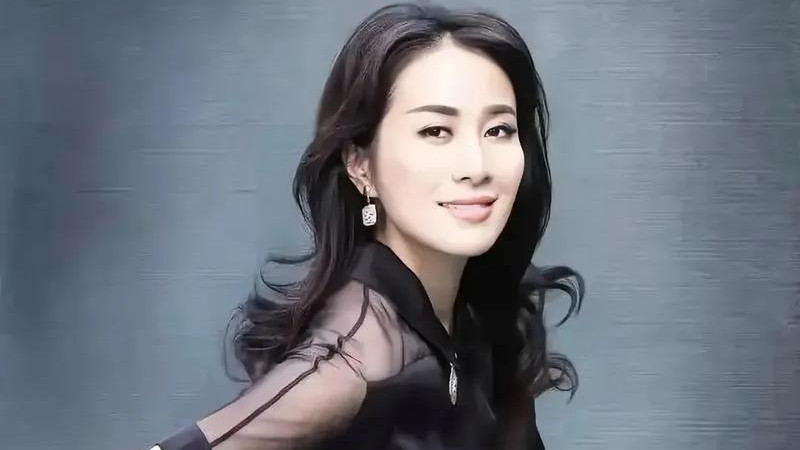 叶璇直播曝父亲重病，保姆与自己抢父亲家产，父亲帮保姆抢家产