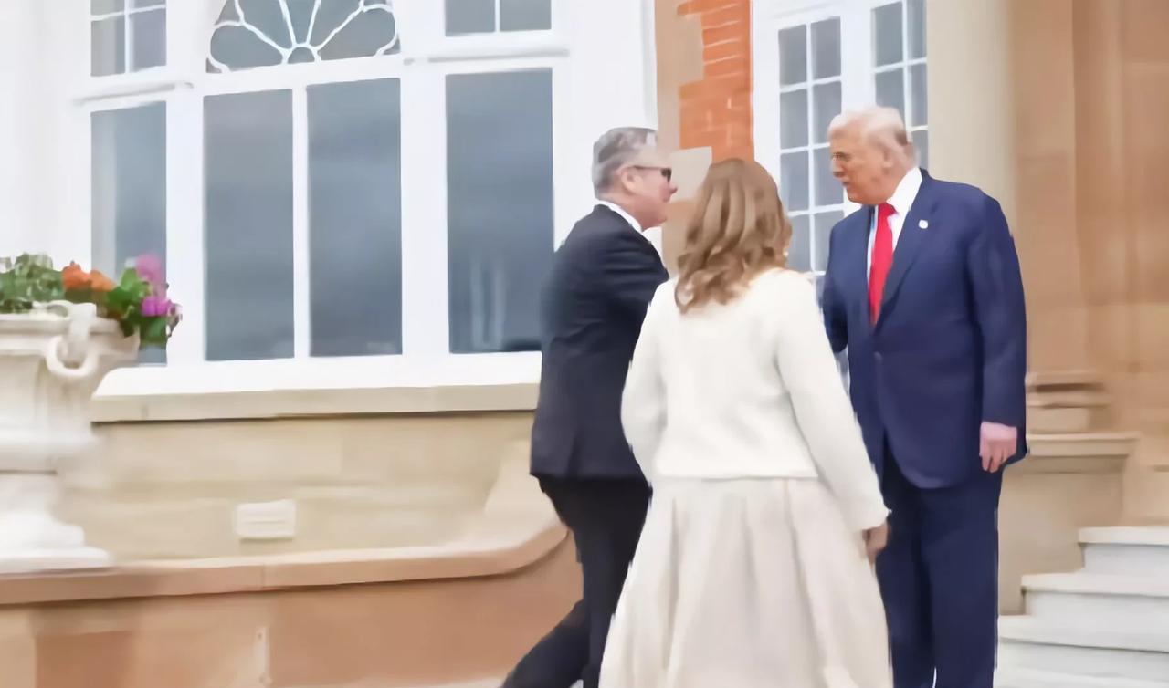 特朗普有点儿“喧宾夺主”了，在苏格兰(英国的政治实体)等候着首相斯塔默的拜访，而