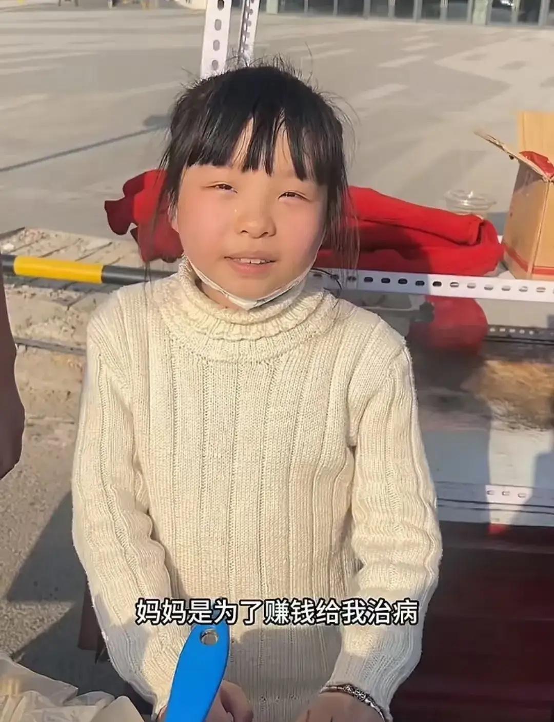 看哭了！男子看到小女孩陪妈妈在街边卖香肠，他买了一根却付了5万块钱！#社会热点#