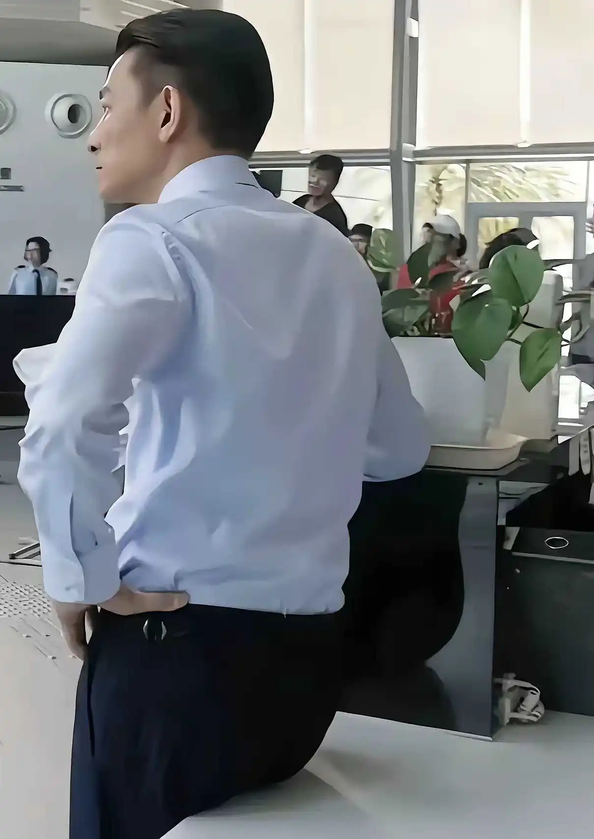 恕我直言，刘德华有點駝背了！