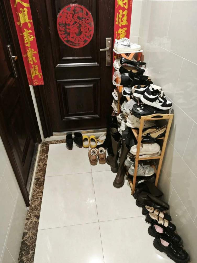 遇到把高跟鞋靴子放家门口鞋架的邻居怎么