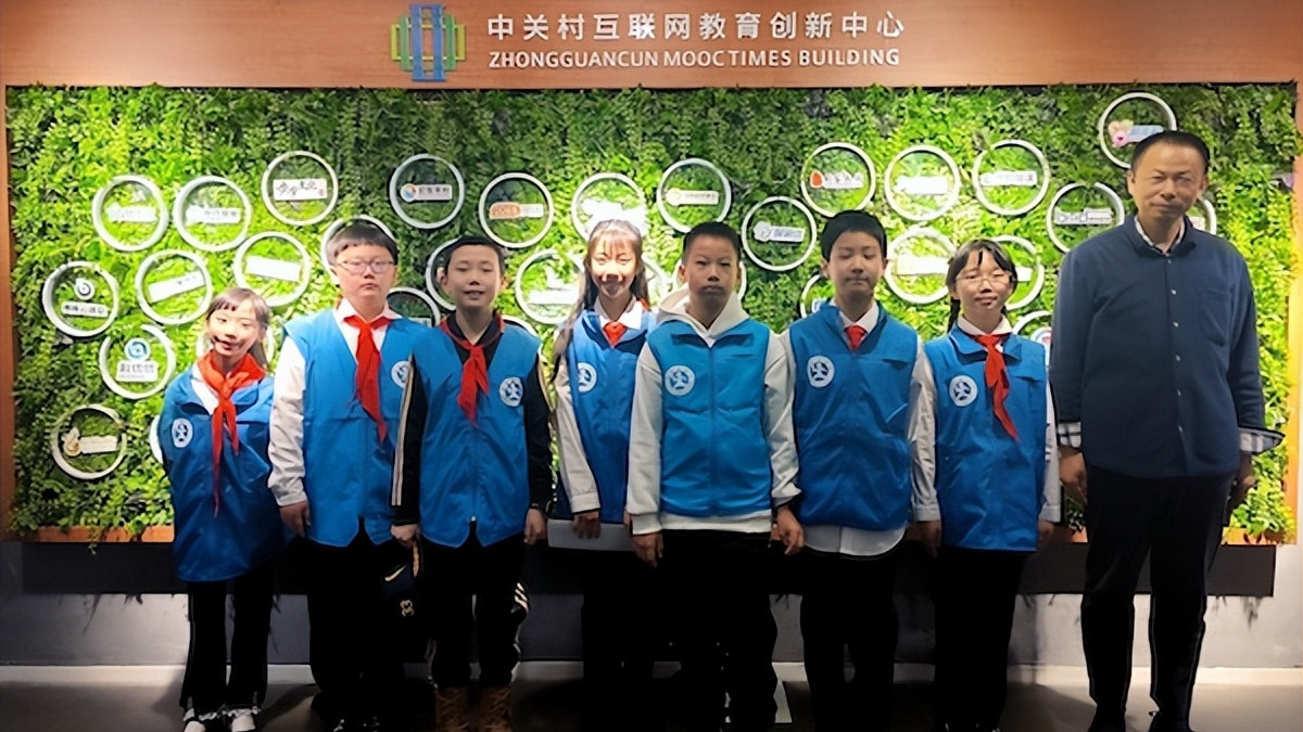 新华小记者亮相“智联世界·青创未来”研讨会 以少年视角对话AI与文化交流