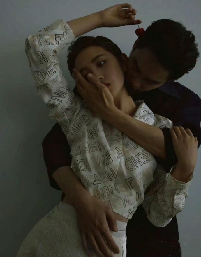 张若昀的手好大，唐艺昕的腰好细，这夫妻俩绝了！ ​​​