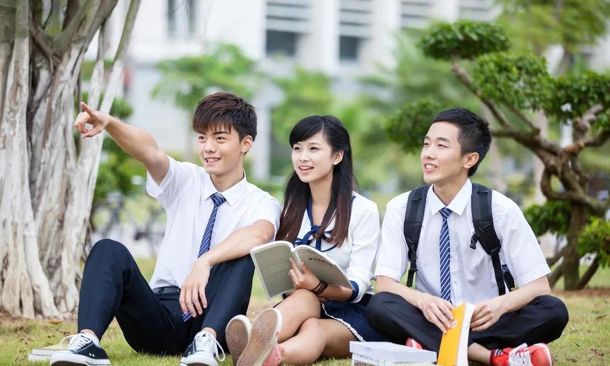 高中报考：开启人生新征程的关键抉择
又到一年高中报考季，无数学生和家长正面临着重