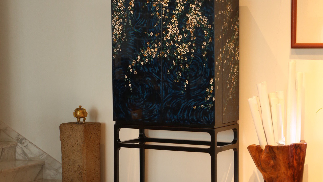 漆韵流光，木藏雅趣，红木大漆酒柜