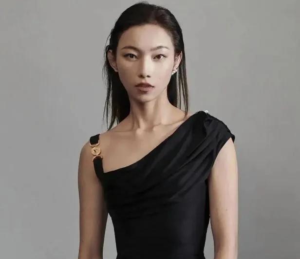 本以为能在大片里看到那尔那茜的表现，结果却发现她从《镖人》演职人员列表中消失了！