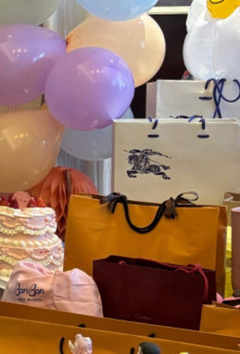 张婧仪26岁生日，粉丝居然还送了这么多高奢品牌礼品！