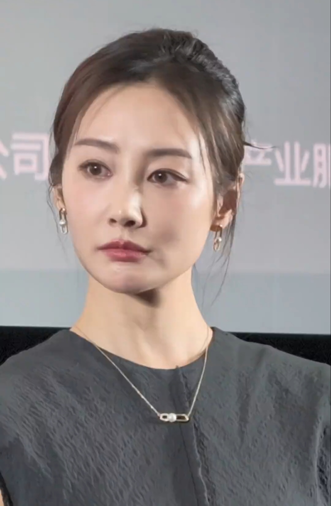 李纯是真的漂亮，就喜欢看这种有辨识度的美女， 大生意人 里出场就惊艳不已～ 又美