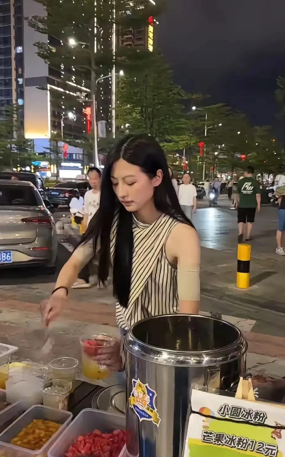 这张照片拍摄于2025年5月28日，闺蜜和恋爱3年的男朋友分手了，失去生活来源的