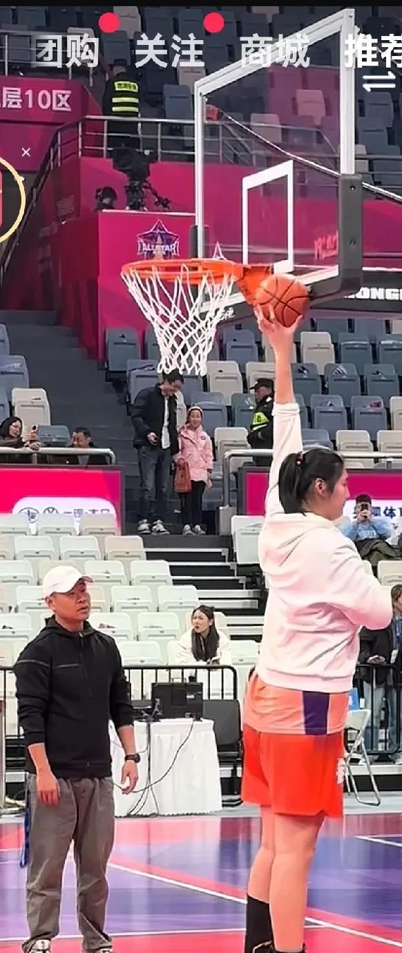 昨晚WC BA全明星赛的星瑞赛。一位高大的新星闪耀了所有的全明星。在她面前谁也不