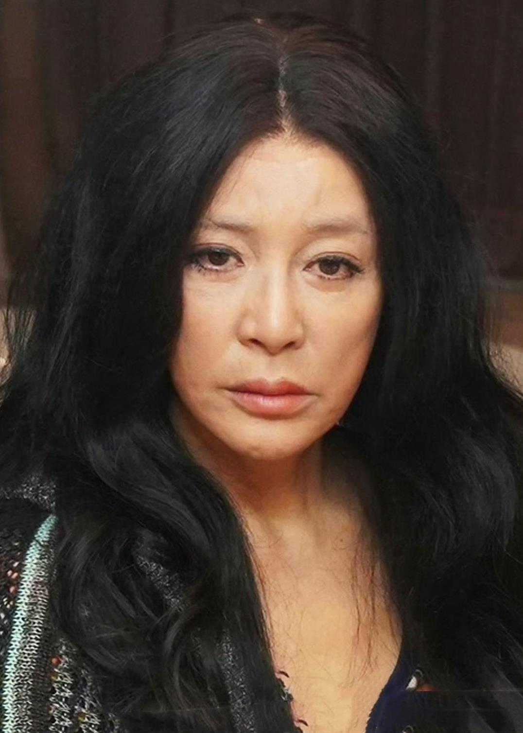 化妆师毛戈平发的刘晓庆这张照片真像三毛，这应该是2020年的造型，也就是在刘晓庆