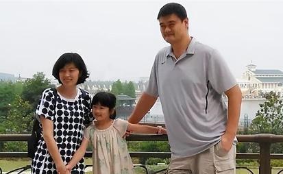 “咱还是分房睡吧，我实在受不了你了！”姚明的妻子叶莉抱怨。
2025年4月深夜，