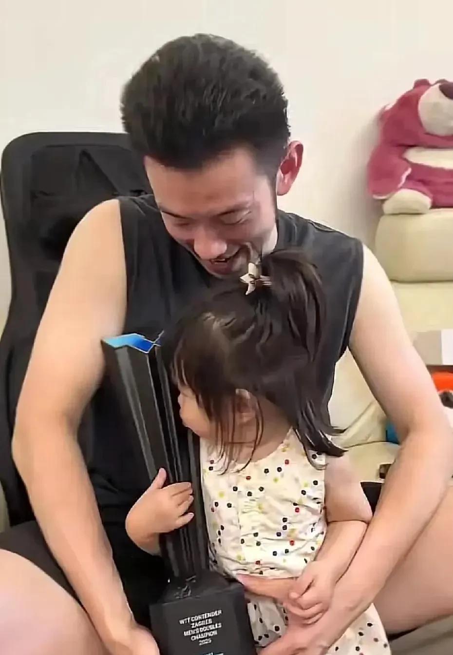 黄镇廷晒出了自己和女儿楹楹的合照，再次庆祝获得大满贯男双冠军，然而没想到一个细节
