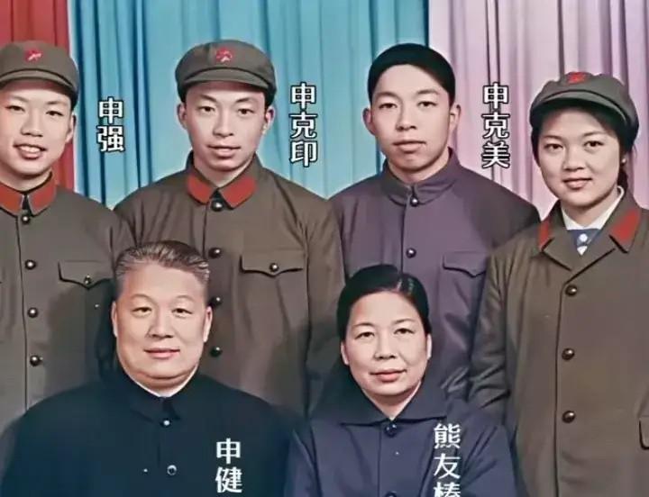 1973年，红色特工申健与妻子儿女留下珍贵全家福。照片中这位