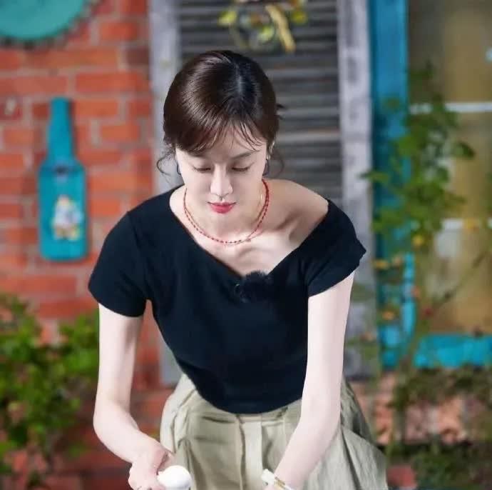李雪琴：进门就闻见肉香了
姜妍：冰箱里冻着六斤五花肉
李雪琴：大拉皮是特意给我留