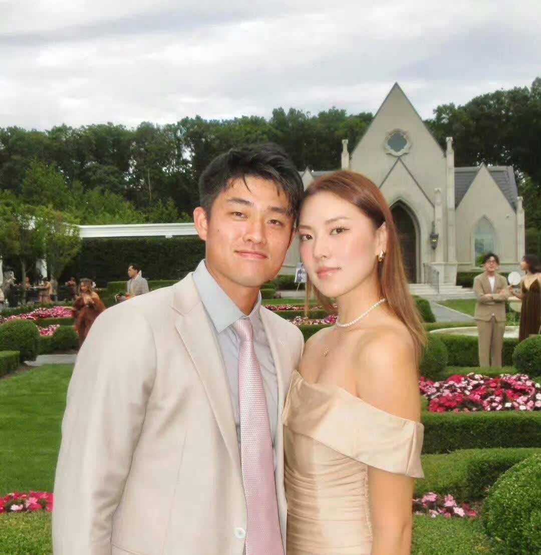吴易昺女朋友和莱巴金娜认识？加分呐[憨笑]

吴易昺女友叫李嘉雯，英文名Ni