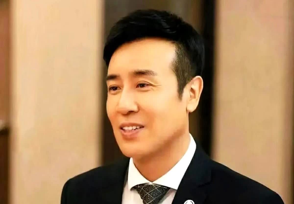 于和伟回抚顺吃个饭，消费了334元，老板抹零后收了300。

可当店主想合影