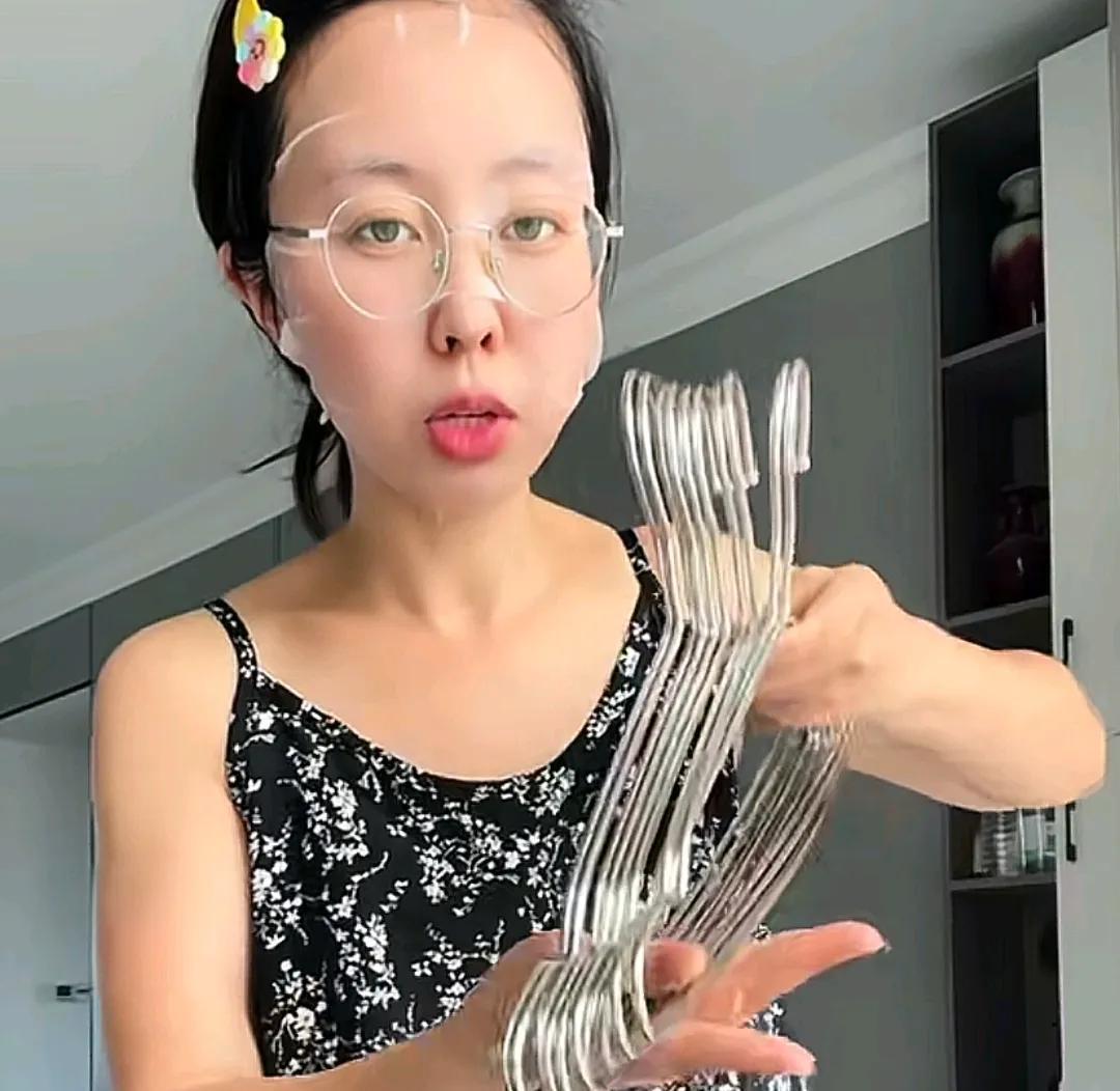 田静发视频，显示已经到家了！
田静非常的能干，刚到家，
就开始洗衣服，收拾屋子，