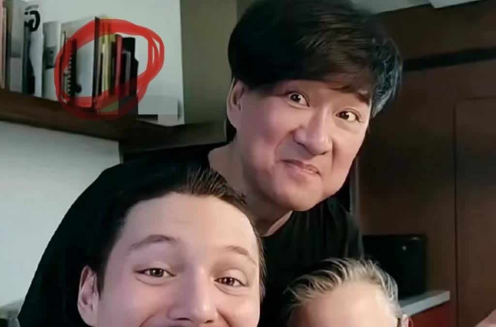 周华健应该很无奈，
不是因为儿子结婚，
最无奈的是，他今年都65了，居然还是