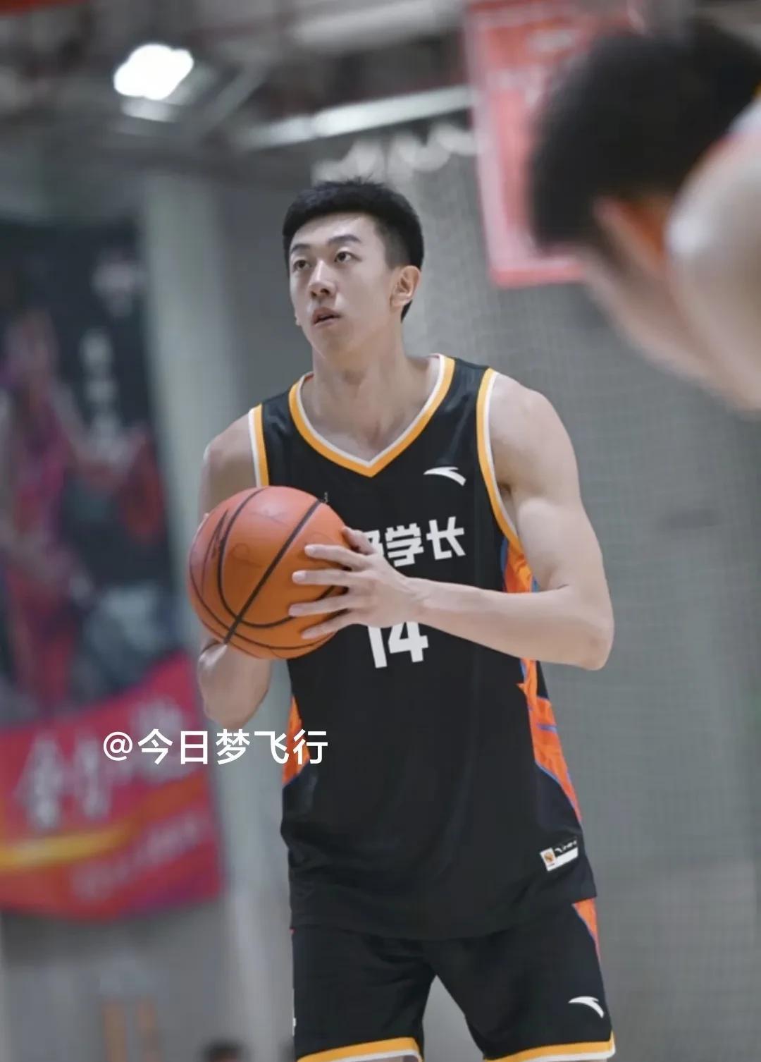 王少杰回北京大学打比赛！
日前，王少杰回到了母校北京大学，参加了由学校组织的以张