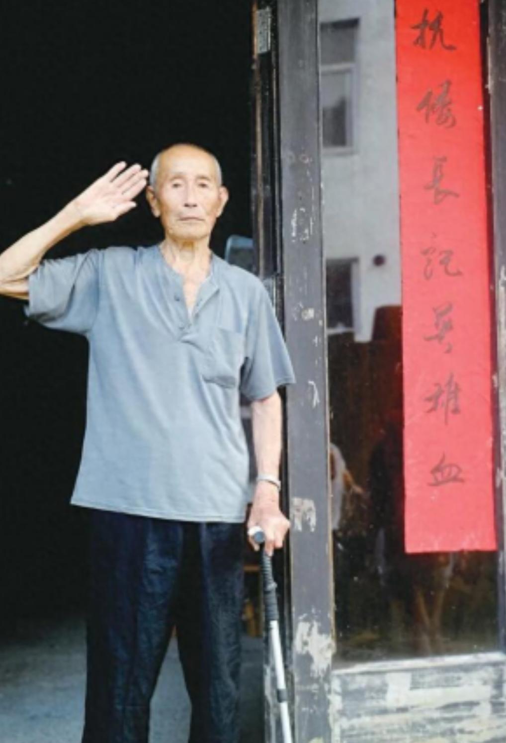 1945年，在山上休息的迫击炮手陈宝柳，忽然发现30多个日军和几个女人，正在不远