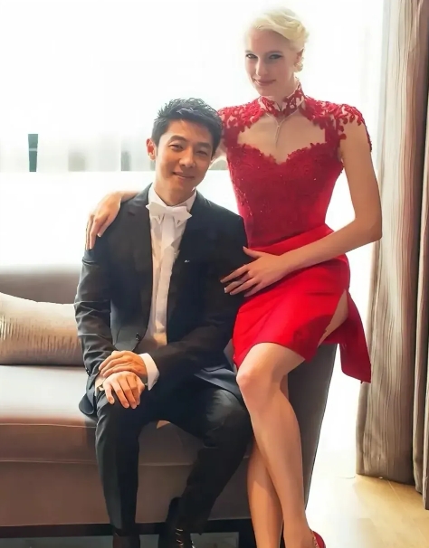 当年，撒贝宁和国际巨星分手后，娶了加拿大妻子李白，有一次，两人吵架了。李白说：“