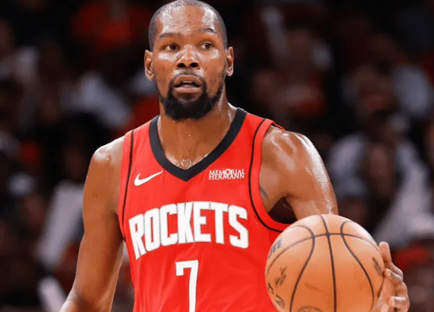 昨日NBA常规赛，火箭以119-110击败鹈鹕。
凯文-杜兰特生涯总得分来到31