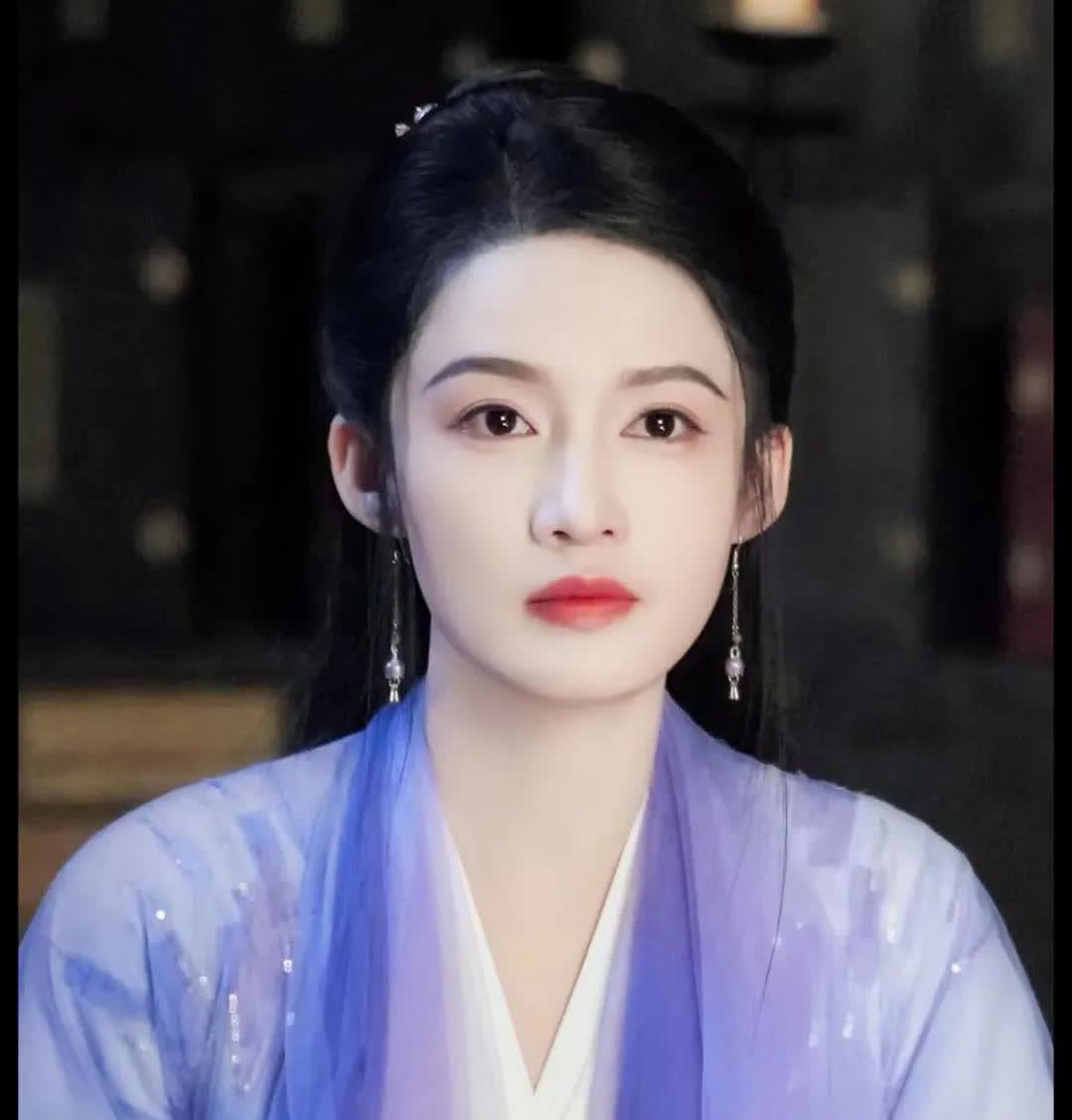 你发现了吗？
其实现在在娱乐圈混的最舒服的就是那种不是顶流，但是却经常有女主戏