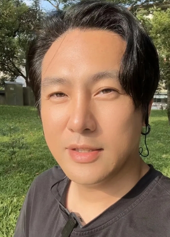 建国跟大家报平安了！他好的很，他的号也没有被feng！他正在湾湾家附近的一个小公