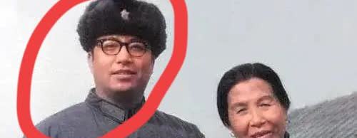 70年代，李双江调京后接母同住，孝心感人。幼年丧父的他由母亲辛苦抚养，成名后始终