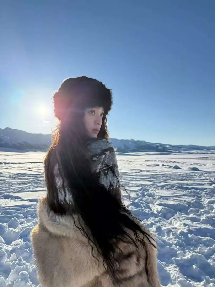 欧阳娜娜长卷发配毛绒帽软萌可爱 雪地漫步温柔又治愈