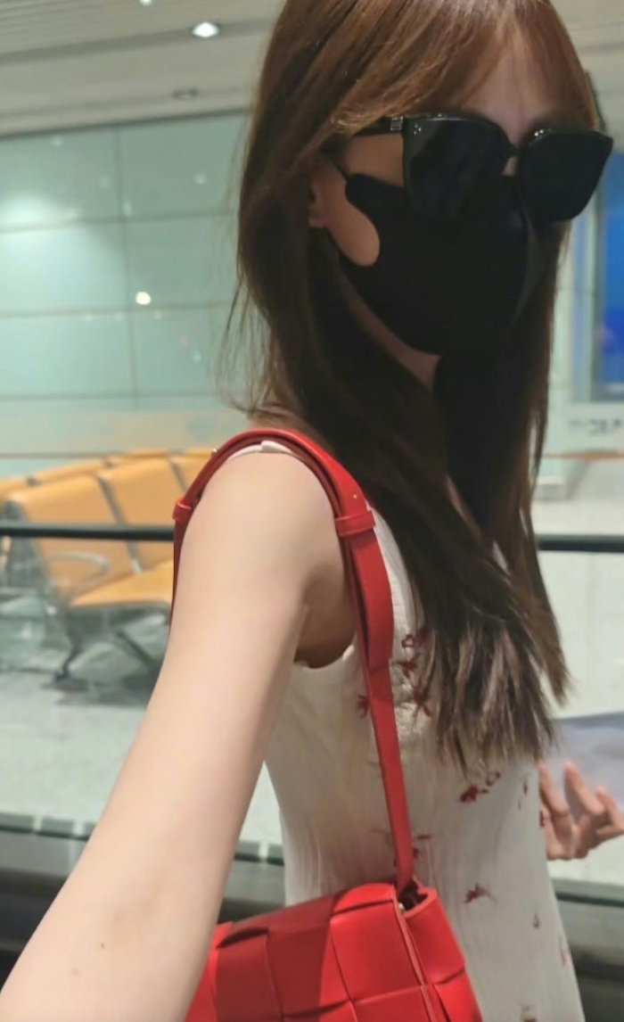 第一次直观感受到女明星有多瘦
有网友分享了自己和女演员祝绪丹的互动。
两人交流没