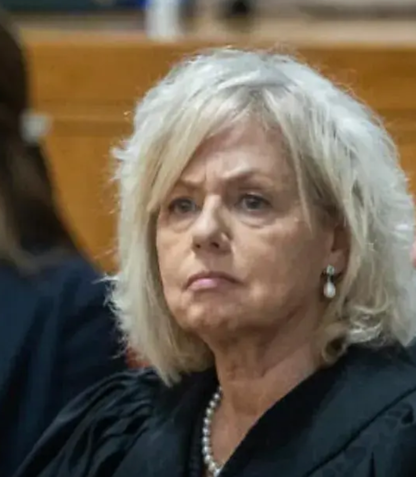 2025年8月4日，以色列内阁22名部长全票通过解雇总检察长加莉·巴哈拉夫-米亚