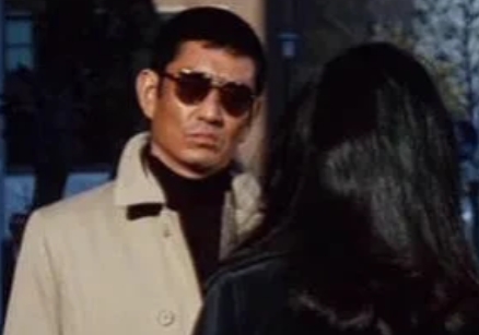 2008年，张艺谋筹办奥运会开幕式时，高仓健特地赶来，送给他一把刀，翻译说：“这