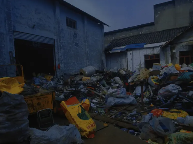 聪明的反击。

对门邻居在楼道里放杂物，被六楼住户治了几回，老实了。

他们决定