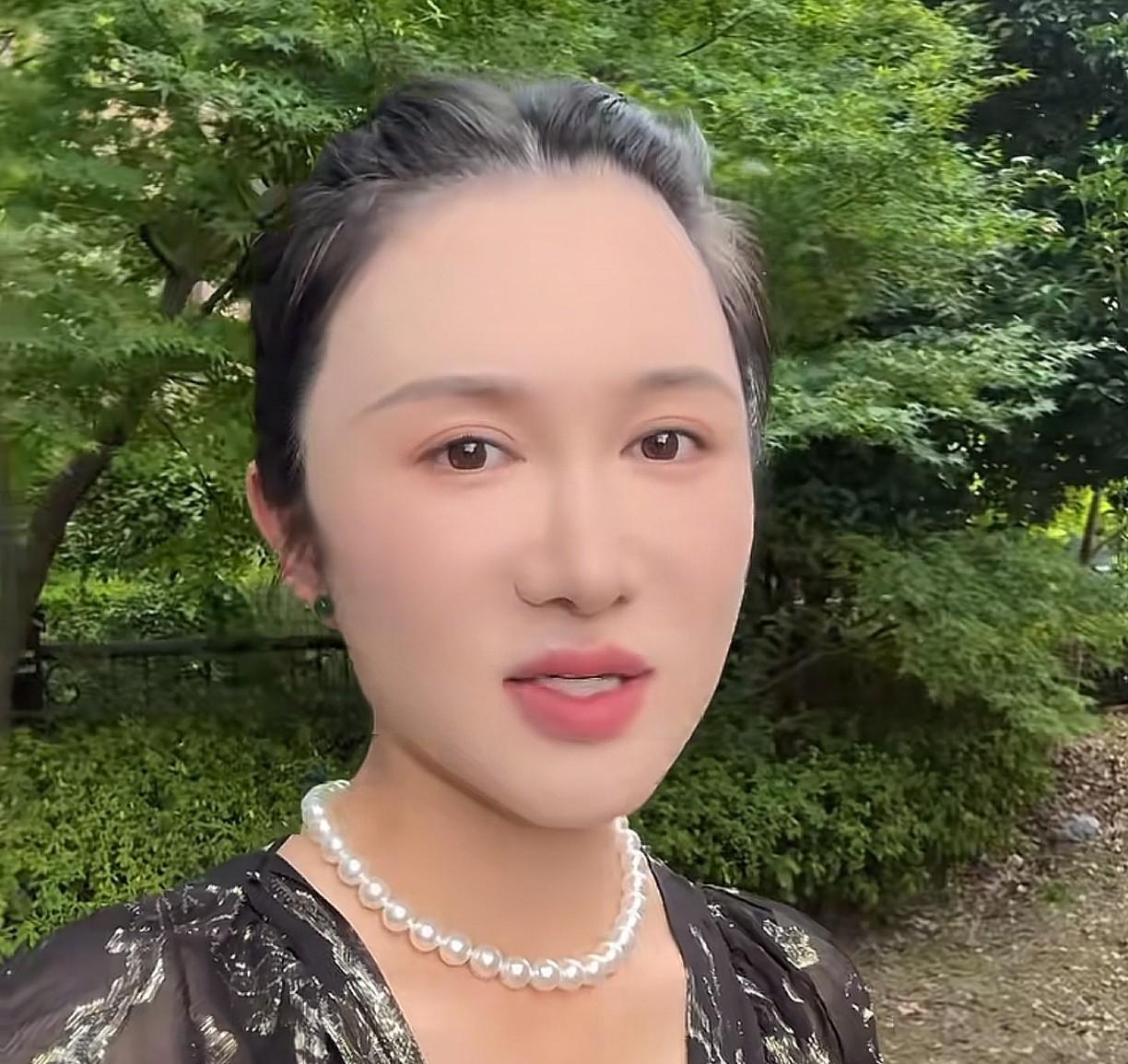 杜星霖也有白头发了！她的鬓角，好多白头发。她才40多岁，嫁这么有钱，每天养尊处优