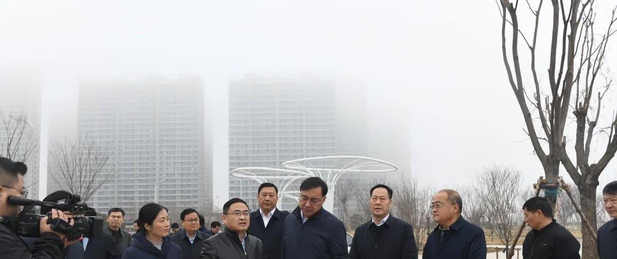 临沭县委书记张雷今天带着班子直奔市民中心和海棠郊野公园搞调研。在市民中心绕了一圈