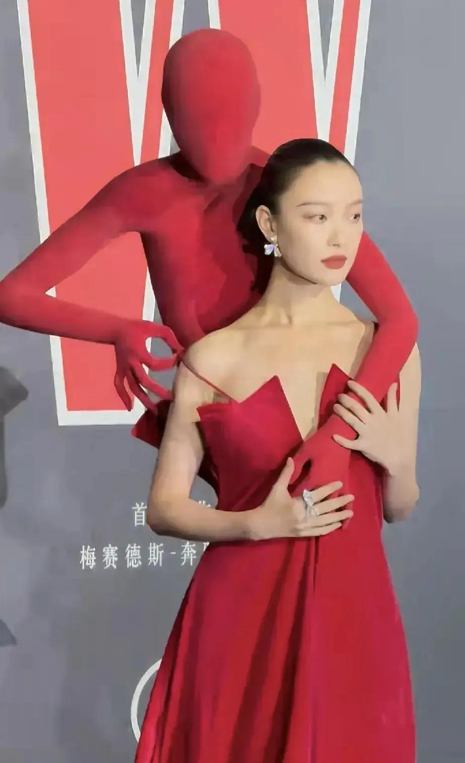 倪妮，扛着一个假人，都要被自己尬死了！
这衣服倪妮是真敢穿，假人捂胸，提肩带，要