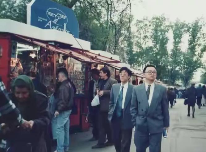 这是1995年王传福和表哥吕向阳一起创立了比亚迪后，哥俩儿到俄罗斯考察时拍摄的照