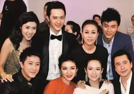 后排就认得出高大修伟，气宇不凡的冯绍峰，还有目若朗星的李晨。前排认得出左一疏眉朗