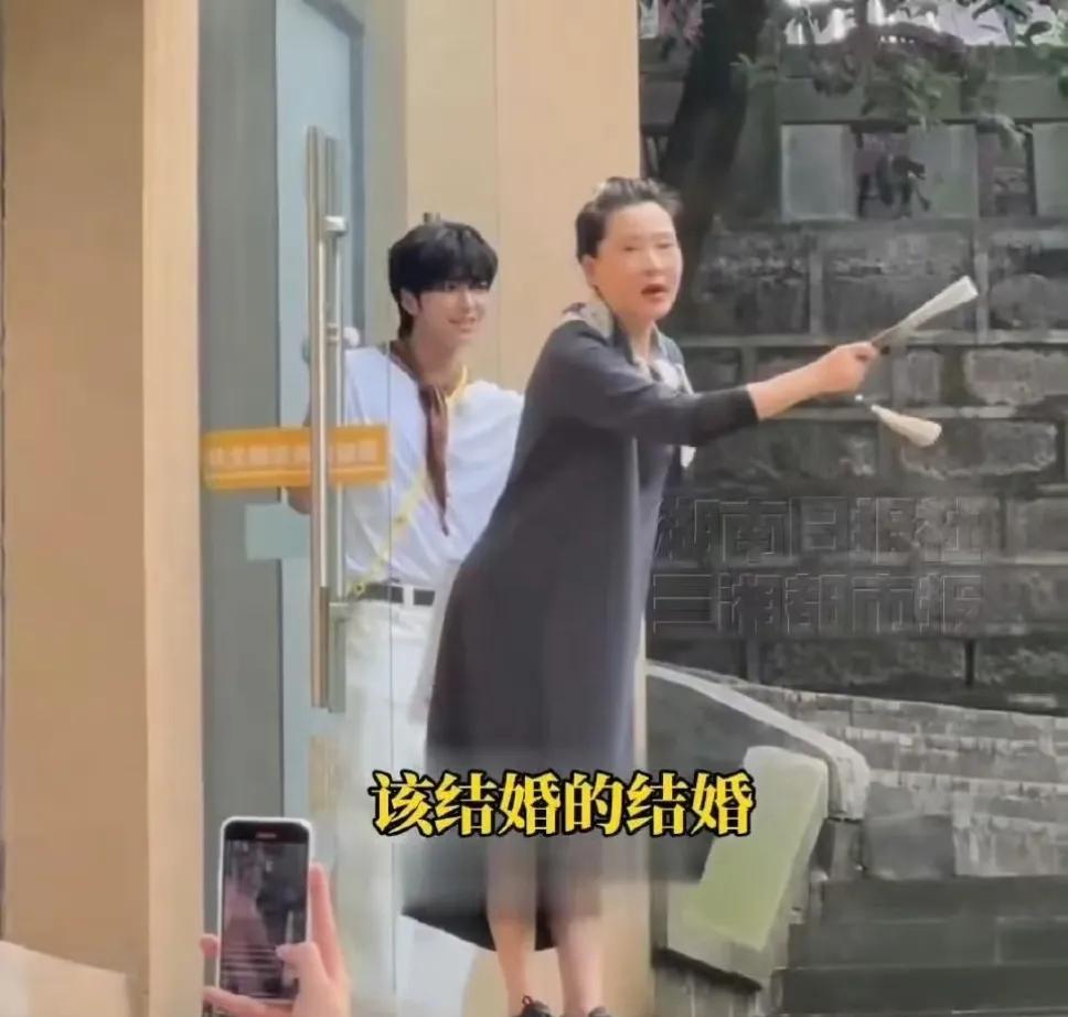 何赛飞喊话：别光追星，回家生娃！  