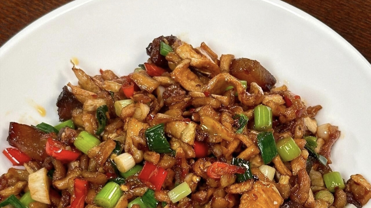 烟熏腊肉遇上阳光萝卜干，碰撞出冬日最暖的烟火味