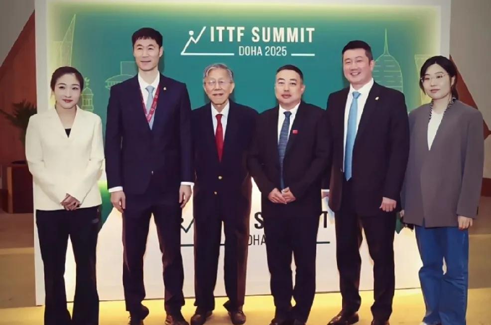 刚看到刘国梁、王励勤、刘诗雯、何潇以及另外两位不太熟悉的面孔在多哈的合影。  这